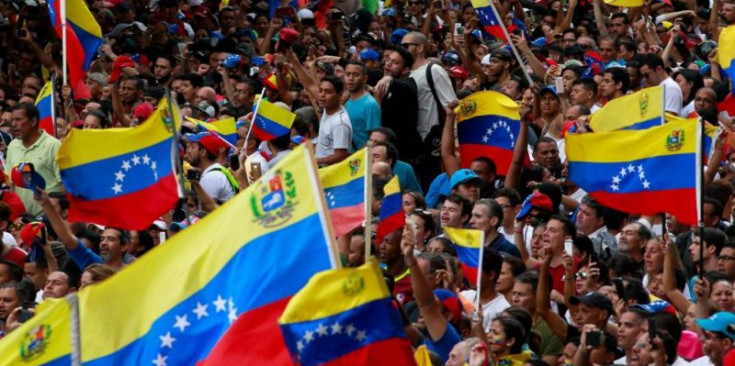 Milers de persones en una protesta a Caracas, dimecres.