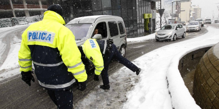 Agents de Policia realitzen un control d'equipaments de vehicles.