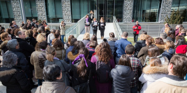 Tres integrants d’Acció Feminista llegeixen el manifest fundacional del col·lectiu.