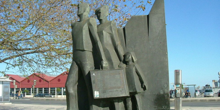 Monument en homenatge als emigrants portuguesos a l'estació de tren de Santa Apolònia, a Lisboa.