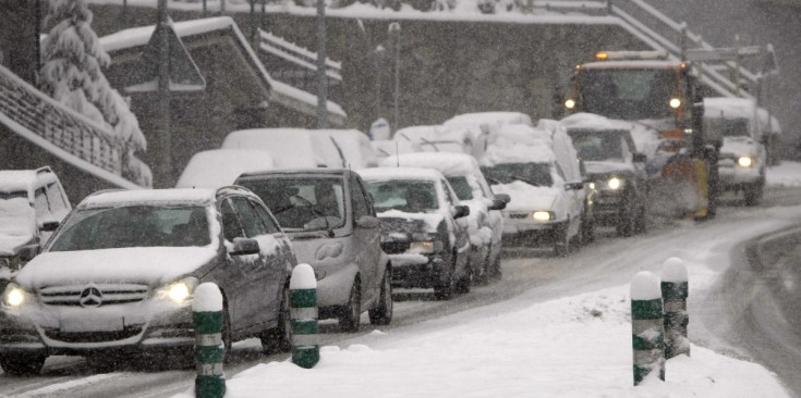 Cues de vehicles a causa de la nevada de dimecres.