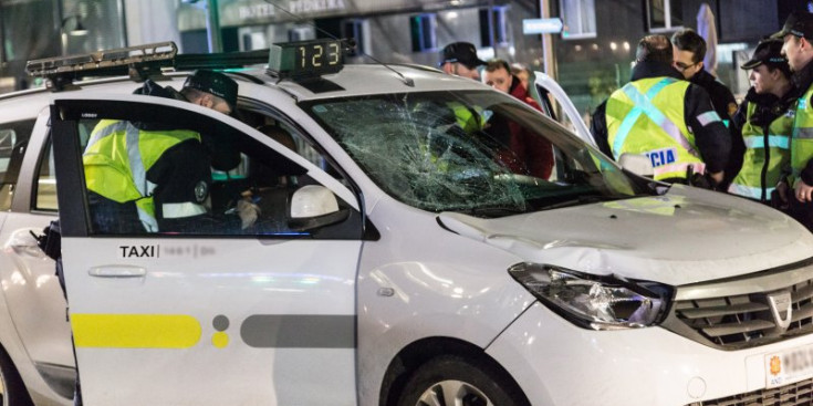 Agents de la Policia revisen el vehicle implicat en l’incident, dimecres.