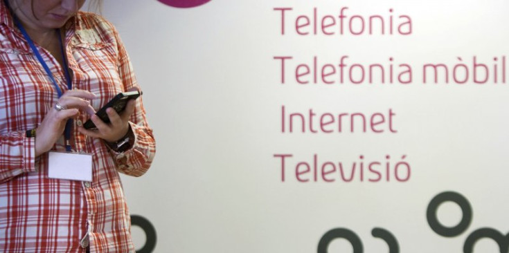 Una usuària d'Andorra Telecom.