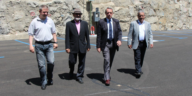El conseller delegat d'Aparcaments, Eduard Andueza, el conseller de Circulació, Manel Bal, el cònsol major d'Andorra la Vella, Jordi Minguillón, i el cònsol menor, Eron Estany, durant la inauguració de l'aparcament de Giberga, ahir.