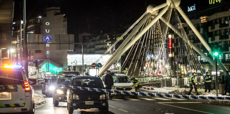 Agents de la Policia intervenen en un atropellament a l’avinguda Consell d’Europa, la setmana passada.