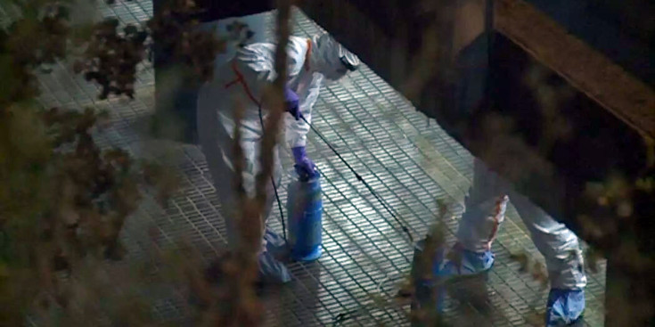 Un tècnic, el 21 d’octubre desinfectant algunes zones a l’hospital.