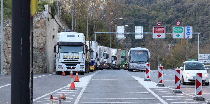 Camions esperant a la frontera entre Andorra i Espanya.