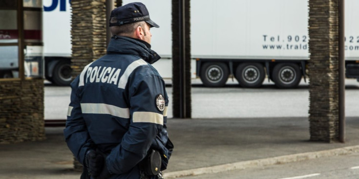 Un agent de la Policia fa vigilància a la duana del riu Runer.