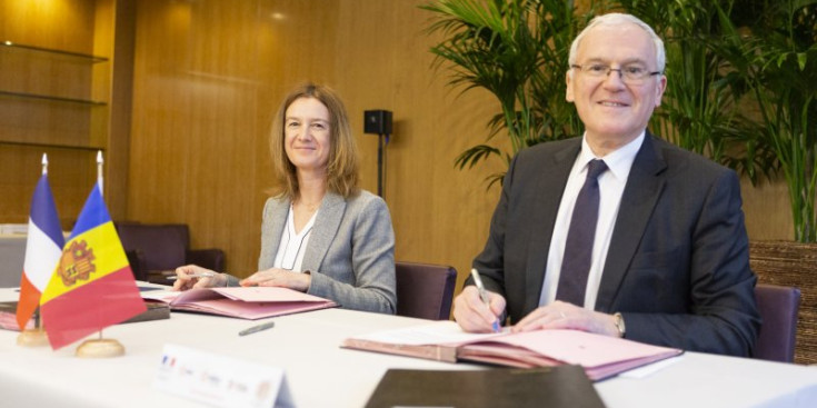 La ministra de Medi Ambient, Agricultura i Sostenibilitat, Sílvia Calvó, durant la signatura del conveni amb el president d’EDF, Jean-Bernard Lévy, ahir.