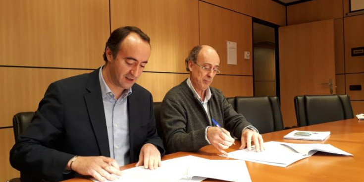 David Baró i Joan Pieras signen el conveni de cessió dels espais de l’edifici de les Fontetes, ahir al Comú de la Massana.