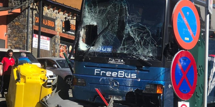 L'autobús aturat després de xocar amb vehicles.