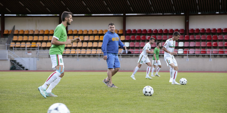 Roura dirigeix un entrenament de preparació per a la participació a l’Europa League, la setmana passada.