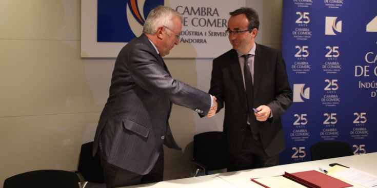 Armengol i Segura es donen la mà després de signar l'acord.