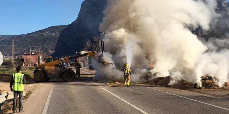 Extinció d'un incendi en un camió de transport de palla a Coll de Nargó