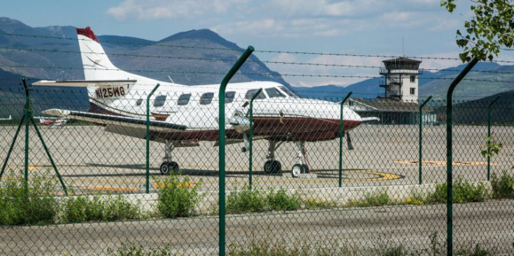 Un avió estacionat a l’Aeroport d’Andorra-La Seu
