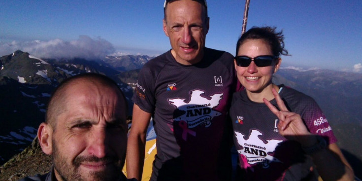 ‘Selfie’ de Caminal amb la seva dona i Herrera en aconseguir el repte, al cim del Comapedrosa.