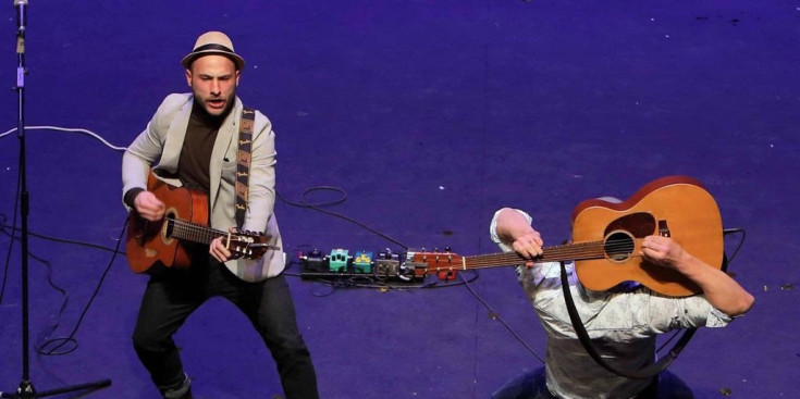 Ismael González i Jaume Llauradó gaudint a dalt de l’escenari durant un concert.