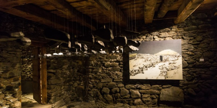 Interior de Cal Pal amb l’exposició ‘Primera pedra’.