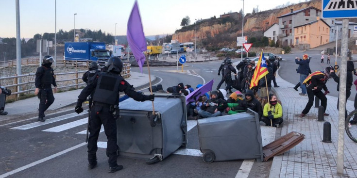 Els Mossos d'Esquadra desallotjant els manifestants aquest matí.