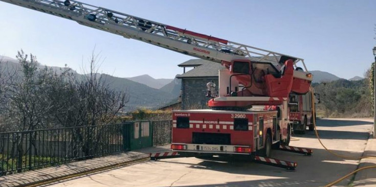 Un camió en l’extinció d’un incendi a Coll de Nargó.