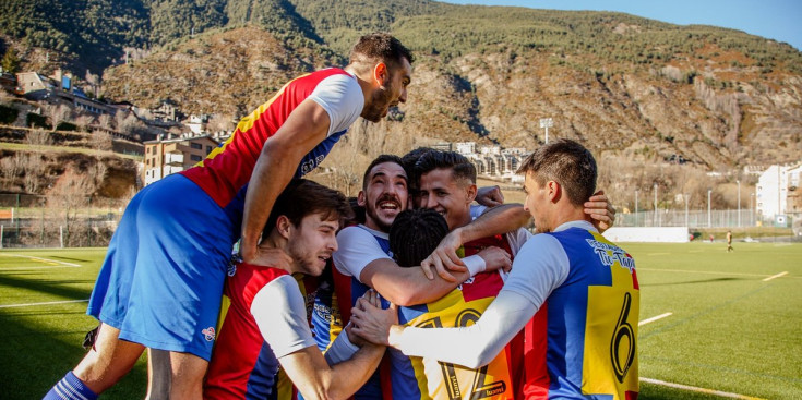 Els jugadors de l'FC Andorra celebren un gol.