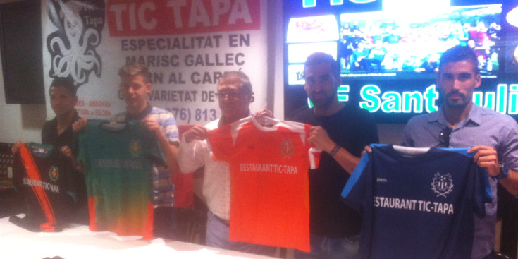 Carnicé (al centre) amb els nouvinguts Rafa, Quirno, Gomes i Bruninho, ahir al Restaurant Tic Tapa, el nou patrocinador.
