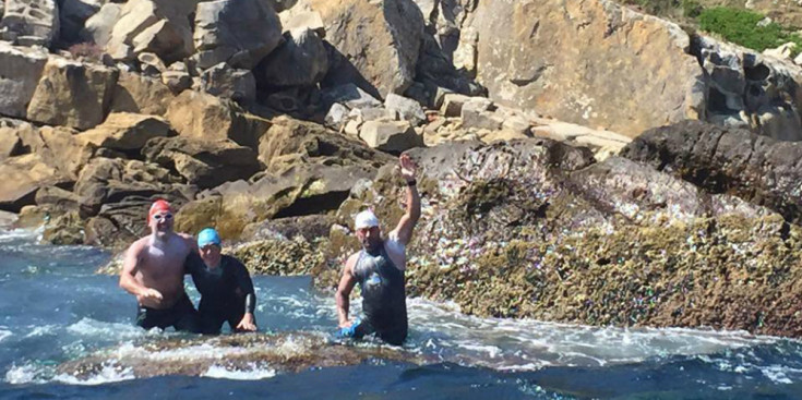 Gemma Riu, Pau Tàpia i Jordi Cerro celebren l’arribada al Marroc ahir en la travessa a l'Estret de Gibraltar.