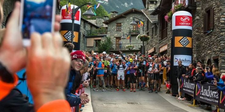 Una imatge de la sortida d’una de les curses de l’edició de l’any passat de l’Andorra Ultra Trail Vallnord, al centre del poble d’Ordino.