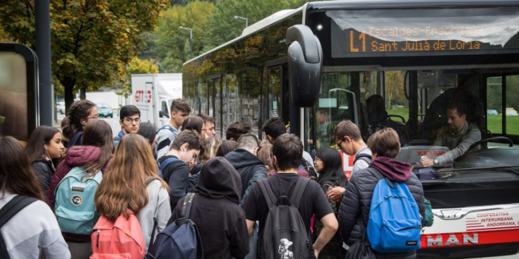 Un grup d’alumnes fa cua per pujar a l’autobús a la Rotonda de la Margineda.
