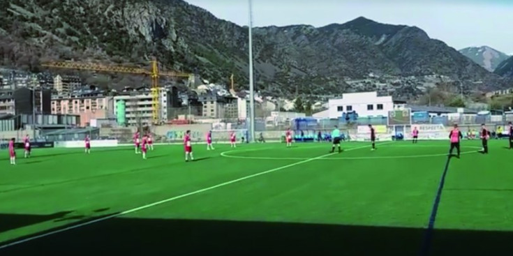 La UE Santa Coloma atura el joc en el partit contra l’FC Ordino.