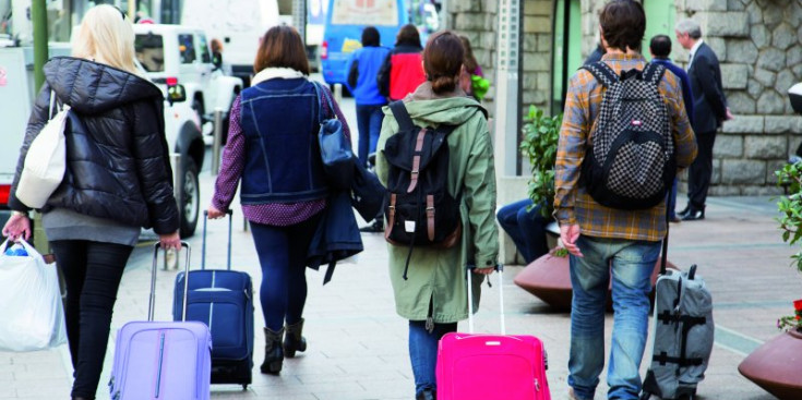 Un grup de turistes amb maletes.