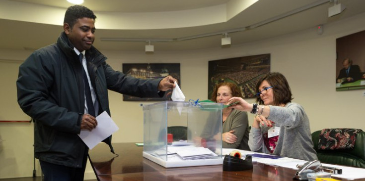 Un home vota durant les eleccions del 21-D a l’ambaixada d’Espanya a Andorra.