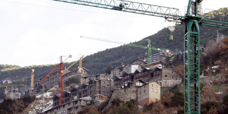 Diverses grues treballen en la construcció de pisos a Sant Julià de Lòria.