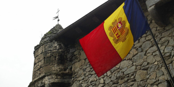 La bandera andorrana onejant a la Casa de la Vall.