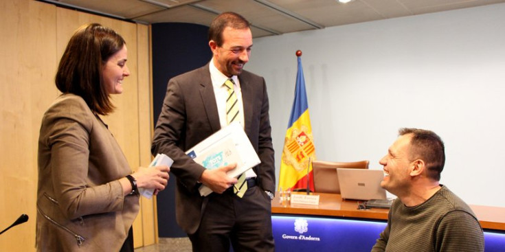 El ministre d'Ordenament Territorial en funcions, Jordi Torres, conversa amb el president de la comissió d'accessibilitat, Albert Llovera, abans de la presentació del manual de bones pràctiques.
