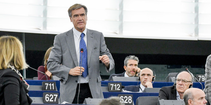 33 L’eurodiputat socialista i redactor de l’informe sobre Andorra, Juan Fernando López Aguilar, parla des del seu escó del Parlament a Estrasburg.