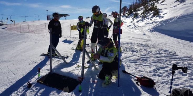Els esquiadors andorrans van entrenar ahir a l’estació de Pal.