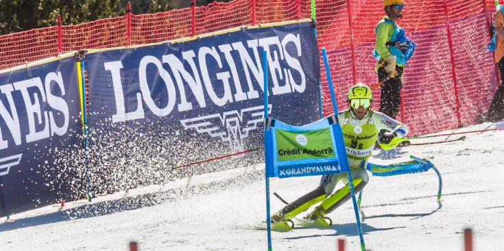 L’esquiador andorrà Àlex Rius competeix ahir durant l’Alpine Team Event a Grandvalira.