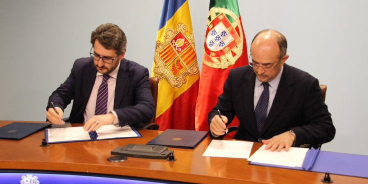 Jover i Sobrinho signen l'acord entre els dos països.