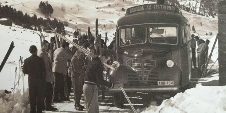 Una imatge d'arxiu del Dodge Fargo a punt de carregar esquiadors als anys 40.