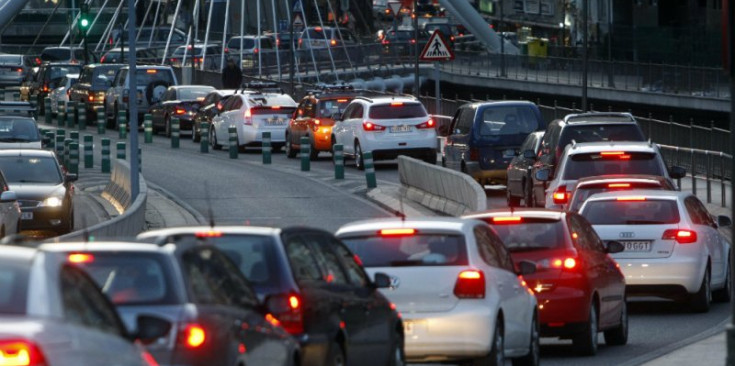 Una cua de vehicles en hora punta a la capital.