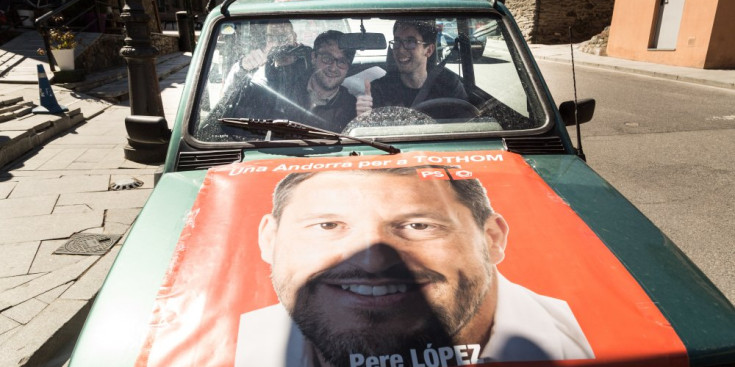 Vehicle de campanya del PS amb la imatge de Pere López.