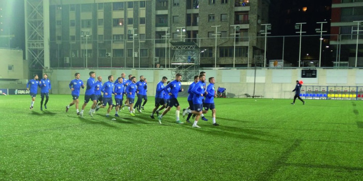 La selecció entrena abans del partit contra Albània a l’Estadi Nacional, ahir.