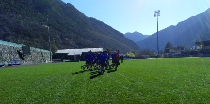La selecció sub-21 entrena a l’Estadi Comunal, ahir.