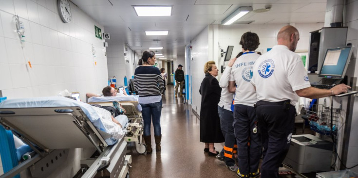 Tres infermers del Servei d’Urgències atenen els pacients ingressats.