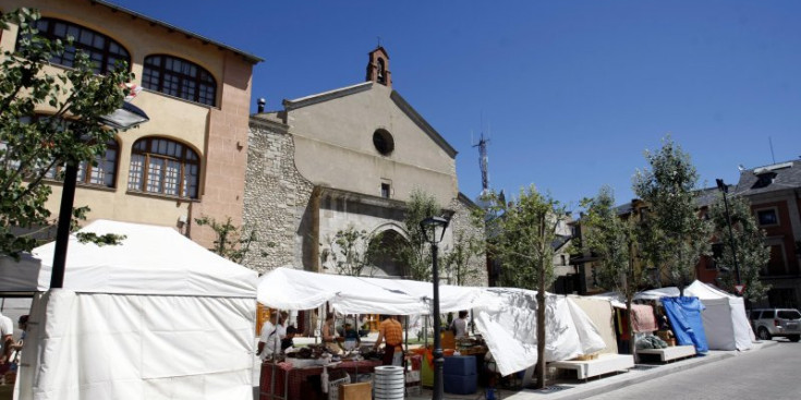 Dia de mercat davant de l’esglèsia de Sant Domènec de Puigcerdà.