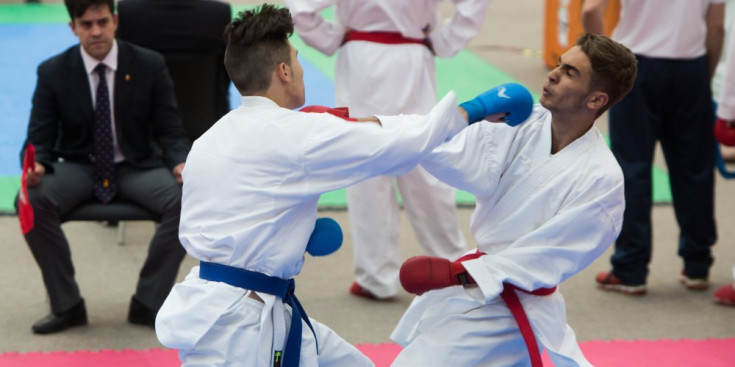 Dos participants competeixen a l’Open Internacional de Karate d’Escaldes-Engordany.