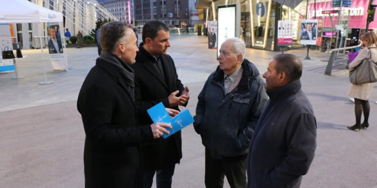 Gallardo i Costa interactuen amb els ciutadans, ahir a la plaça de la Rotonda.