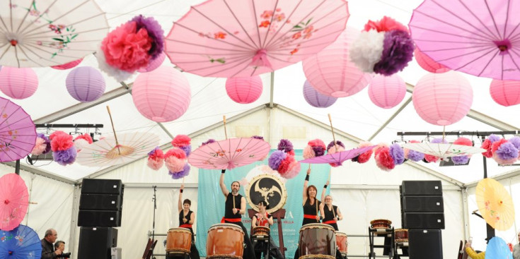 El conjunt Taiko Enishi obre la Festa de la Primavera amb una actuació de tambor japonès, ahir.