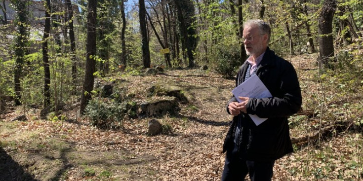 El candidat nacional de Progressistes-SDP, Josep Roig, ensenya el terreny de la Borda de Sales, ahir.